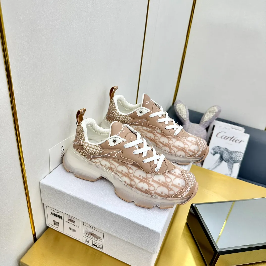 👟👟Ex-factory price 700👟👟 Top version 🌟🌟Dior 2024 spring and summer catwalk new style Vibe iconic fashion modern sports dad shoes CD letter logo Oblique printed pattern lace-up color-blocking thick-soled running shoes Stars' same jelly color casual women's shoes The top high-end version on the market Material: The upper is made of special technology with mesh fabric spliced with metal cowhide + environmentally friendly breathable fabric lining + original molded Tpu combination outsole. Bottom thickness: 4CM Size: 35-40 standard code (34.41 customization is not returnable)